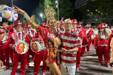 Fotos! Após 18 anos, Juliana Paes retorna à Viradouro e enaltece Mestre Ciça: 'Honrar esse grande homem'