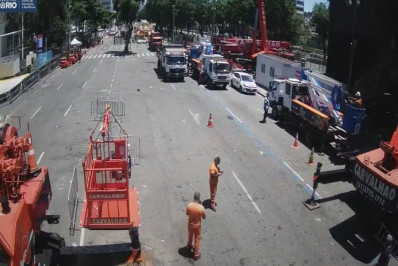 Pista usada para manobra de carros alegóricos das escolas de samba sofre afundamento