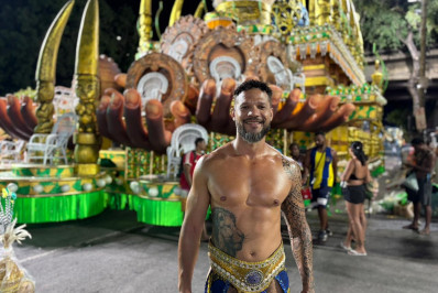 De bumbum de fora, ex-BBB Juninho desfila pela primeira vez na Sapucaí pela Paraíso do Tuiuti