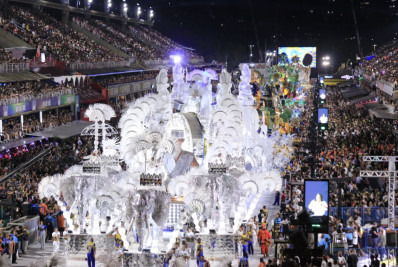 Samba-enredo e bateria se destacam em desfile com problemas alegóricos do Tuiuti