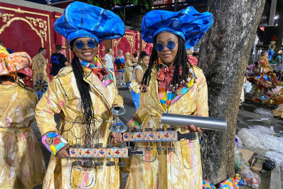 Ritmistas da Vila Isabel trocam de instrumentos em desfile