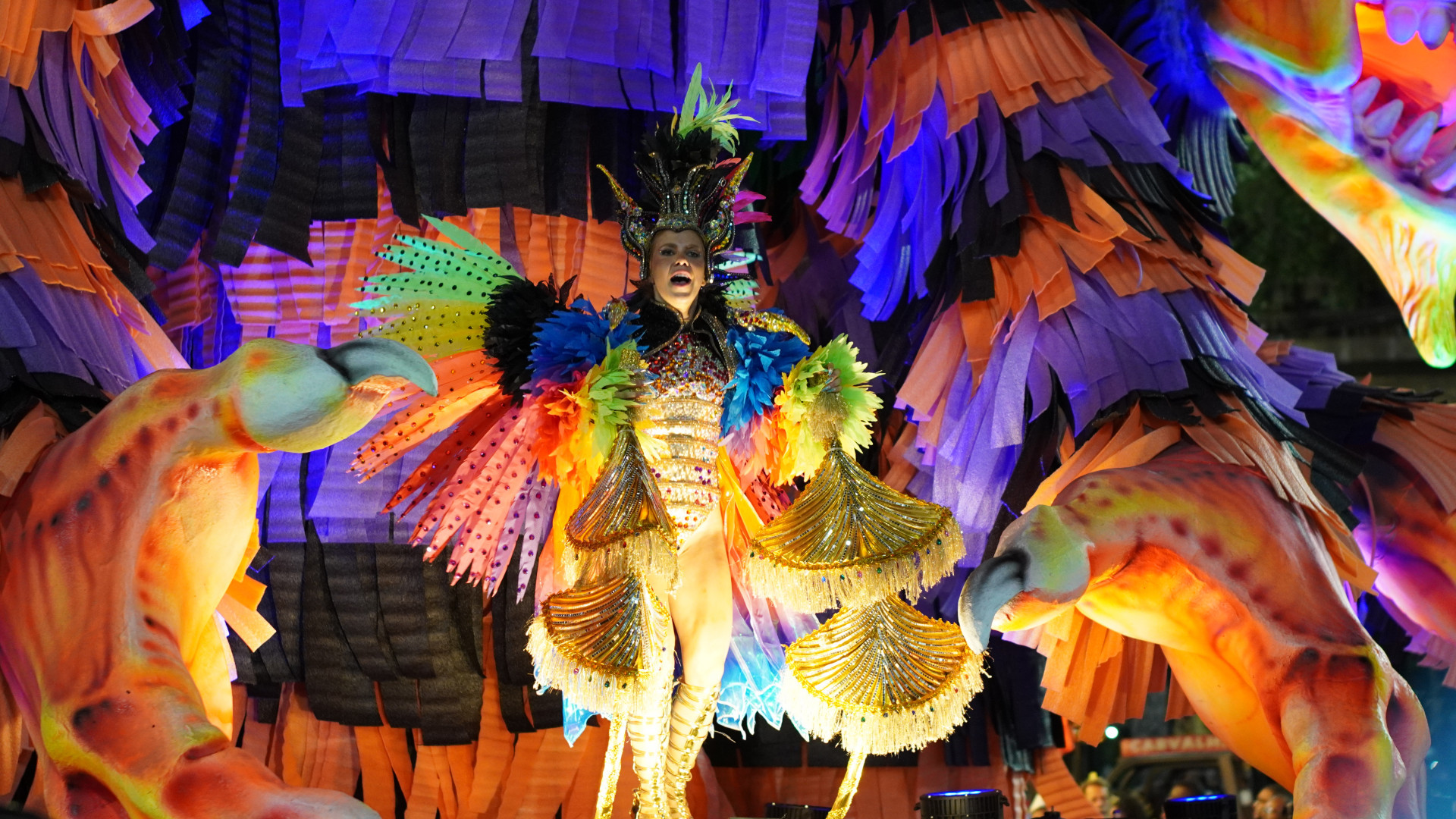 Nino do Milênio e Jéssica Martín estrearam como intérpretes, substituindo Neguinho da Beija-Flor. - Bianca Santos | Riotur