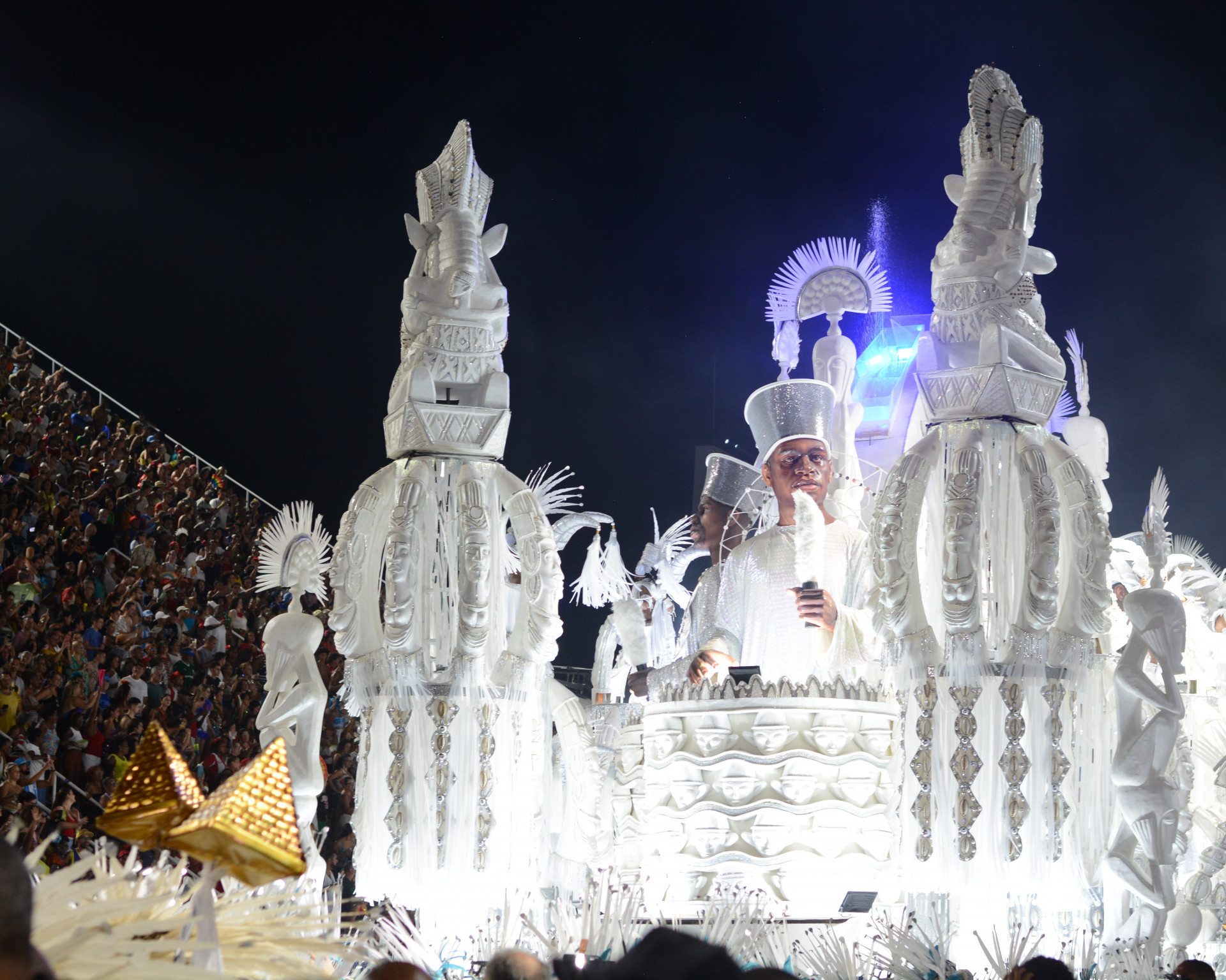Tuiuti teve problemas no acabamento de algumas alegorias e também na evolução - Luiza Monteiro | Riotur