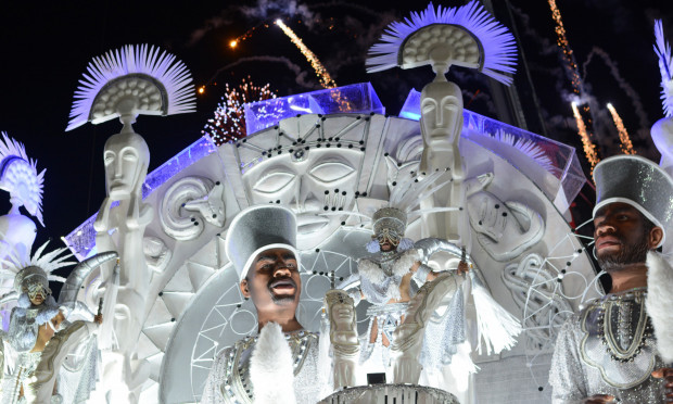 Samba-enredo e bateria se destacam em desfile com problemas alegóricos do Tuiuti