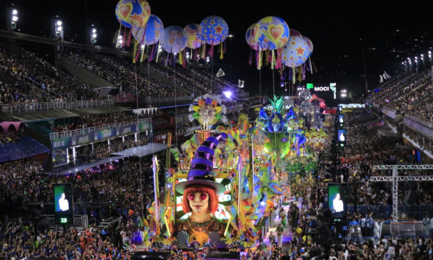 Mocidade abre segundo dia de desfiles com homenagem criativa e colorida à Rita Lee