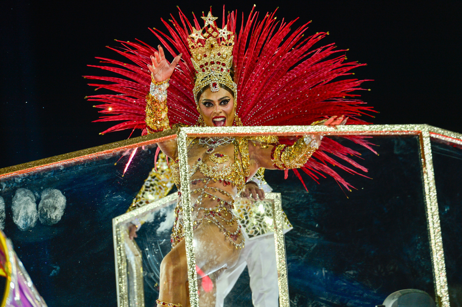 Juliana Paes no carro alegórico durante desfile da Viradouro - Eduardo Martins / Brazil News