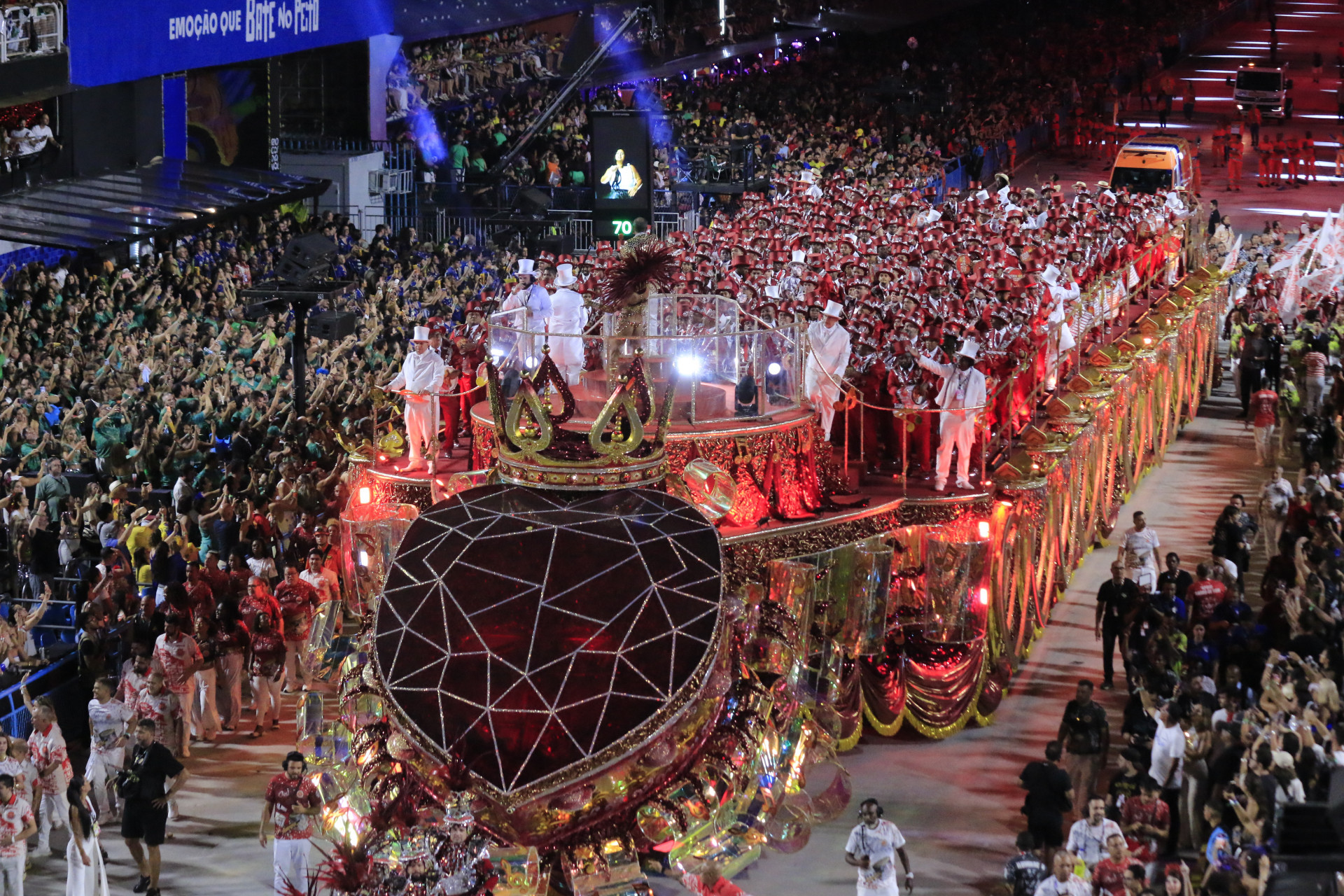 Internautas reagem ao carro alegórico com a bateria da Viradouro na Marquês de Sapucaí - Carlos Elias/Agência O Dia