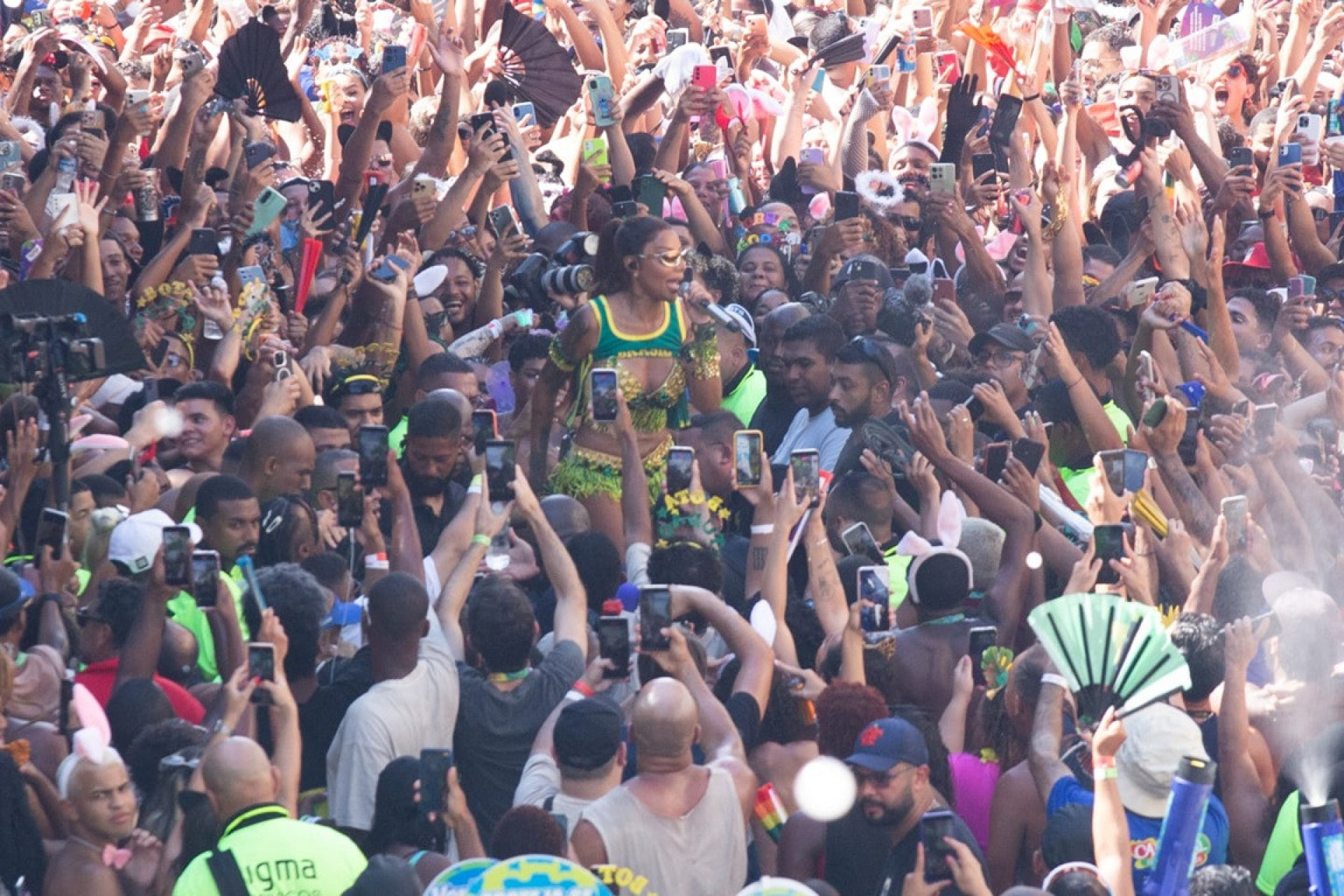 A cantora desceu do trio elétrico para cantar no meio da multidão - Érica Martin/Agência O Dia