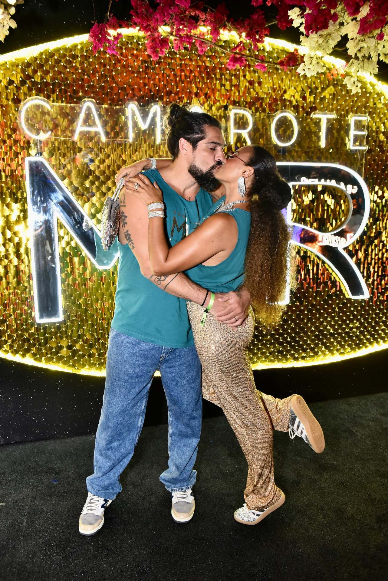 Sheron Menezzes e o marido, Saulo Camelo, no Camarote Mar, em noite de show do cantor Belo