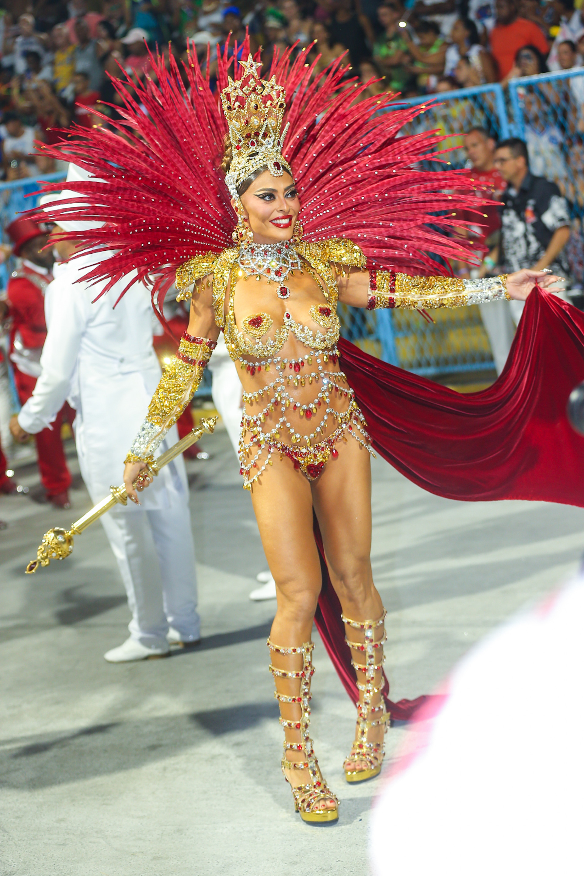 Juliana Paes durante o desfile da Viradouro, campe&atilde; do Carnaval 2026 - Victor Chapetta / BrazilNews