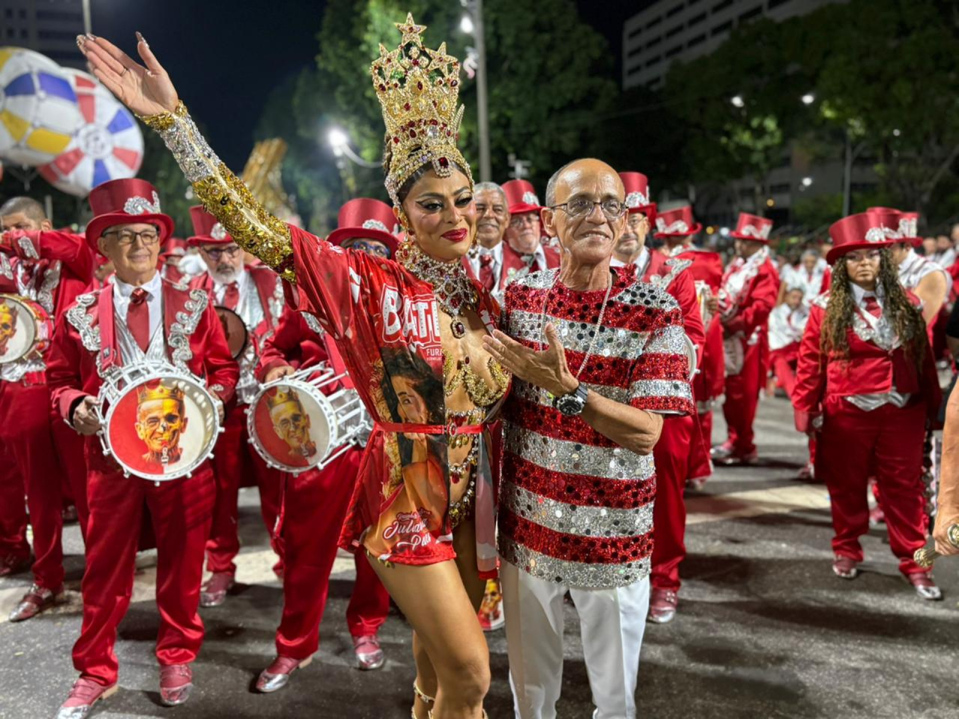 Juliana Paes ao lado de Ci&ccedil;a, o homenageado da Viradouro - Manuella Vi&eacute;gas / Ag&ecirc;ncia O Dia