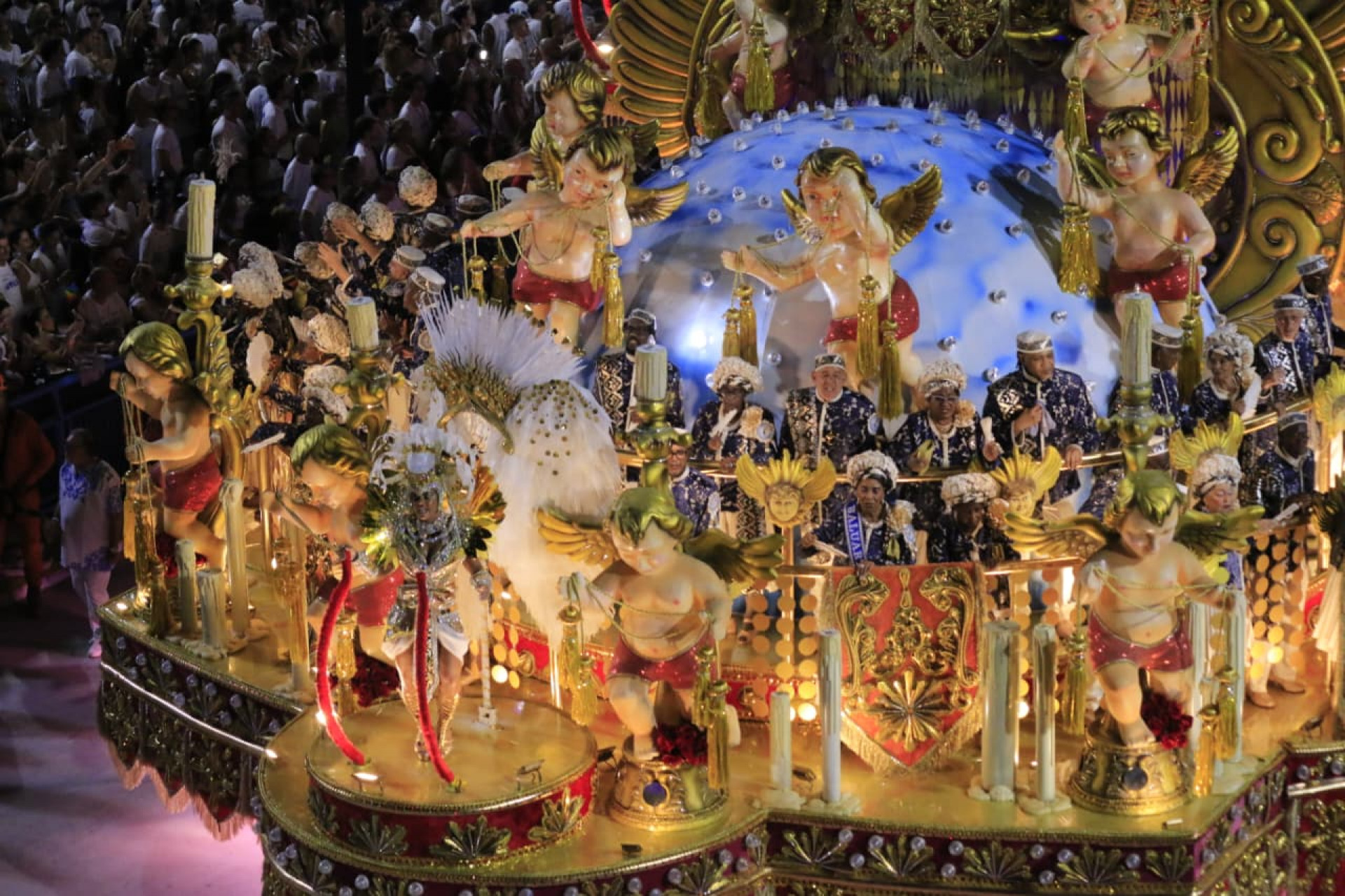 Nino do Milênio e Jéssica Martín estrearam como intérpretes, substituindo Neguinho da Beija-Flor - Carlos Elias/Agência O Dia