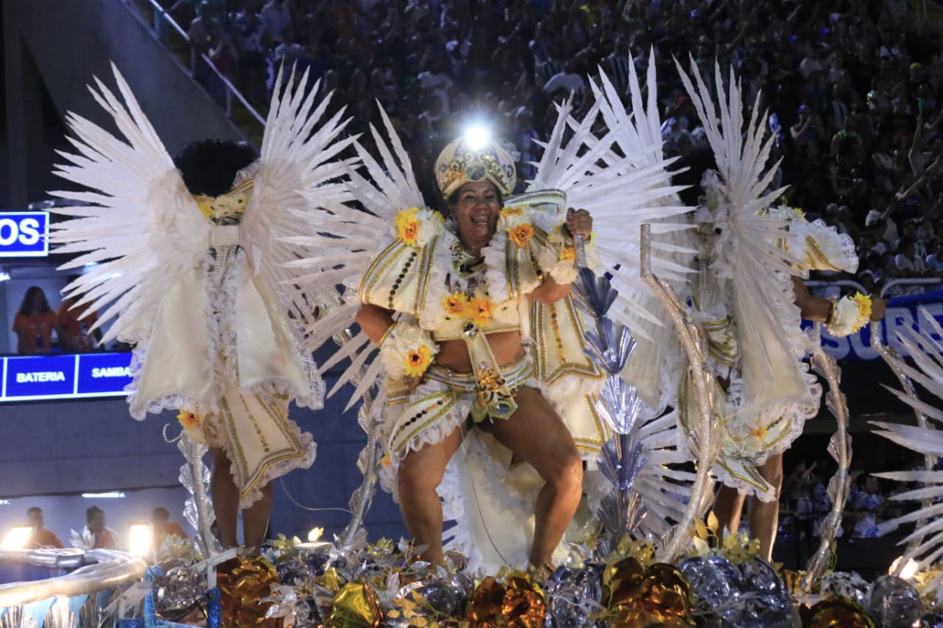 Nino do Milênio e Jéssica Martín estrearam como intérpretes, substituindo Neguinho da Beija-Flor - Carlos Elias/Agência O Dia