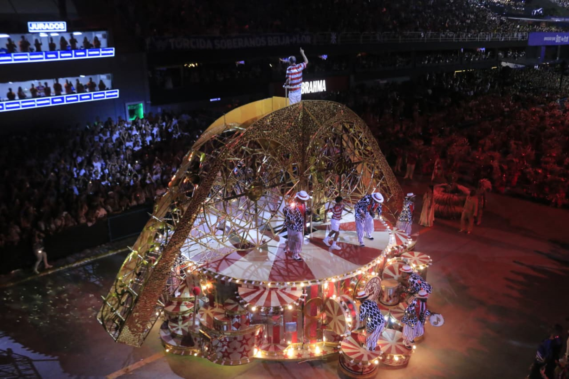 Viradouro fez o terceiro desfile do segundo dia do Grupo Especial - Carlos Elias/Agência O Dia