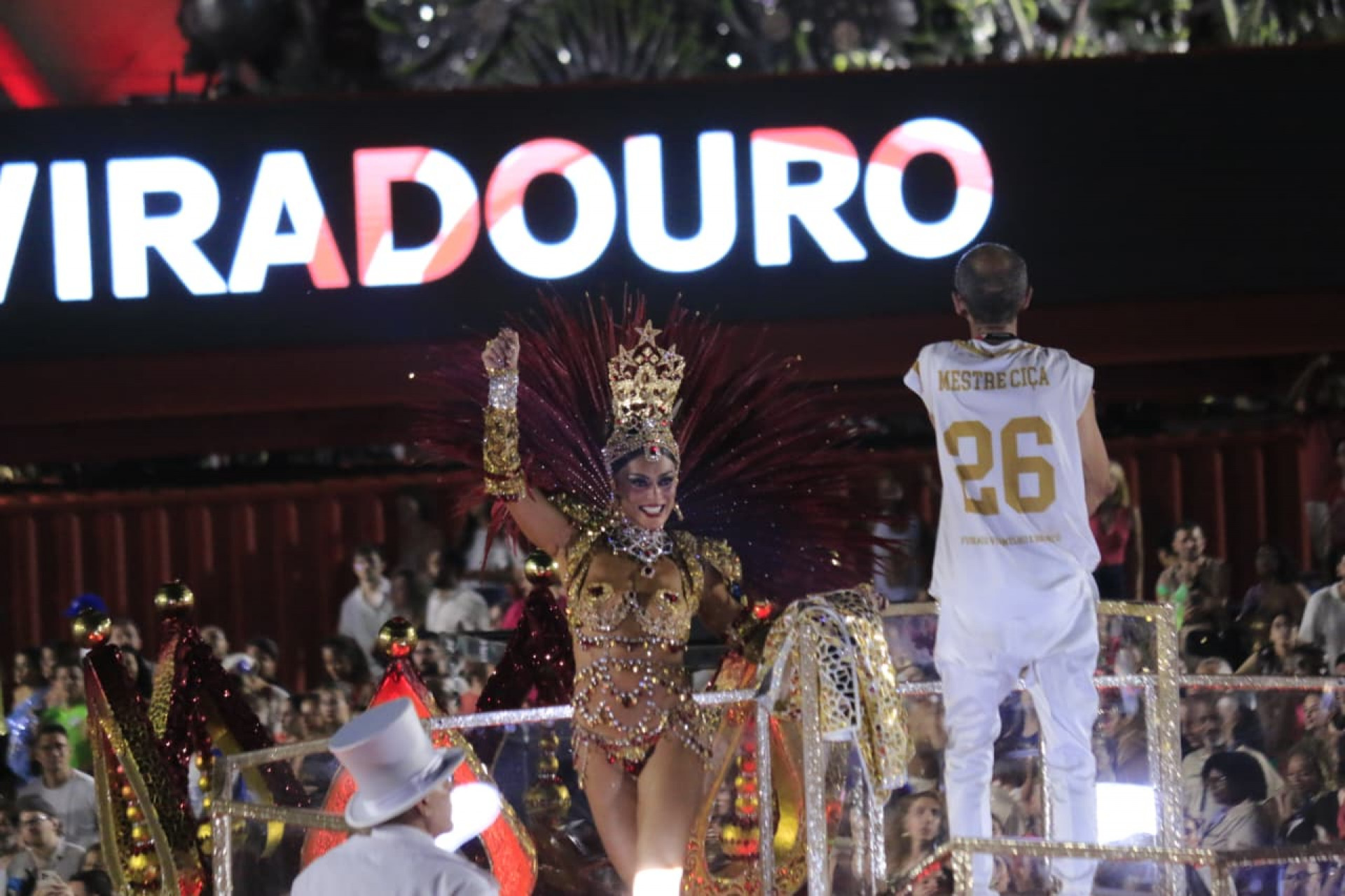 Ao lado do Mestre Ciça, Juliana Paes brilha no desfile da Viradouro - Carlos Elias