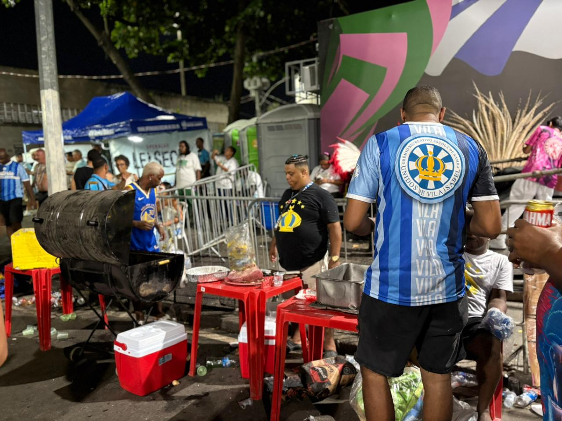 Bateria da Vila Isabel faz churrasco antes de desfile - Manuella Viégas / Agência O DIA