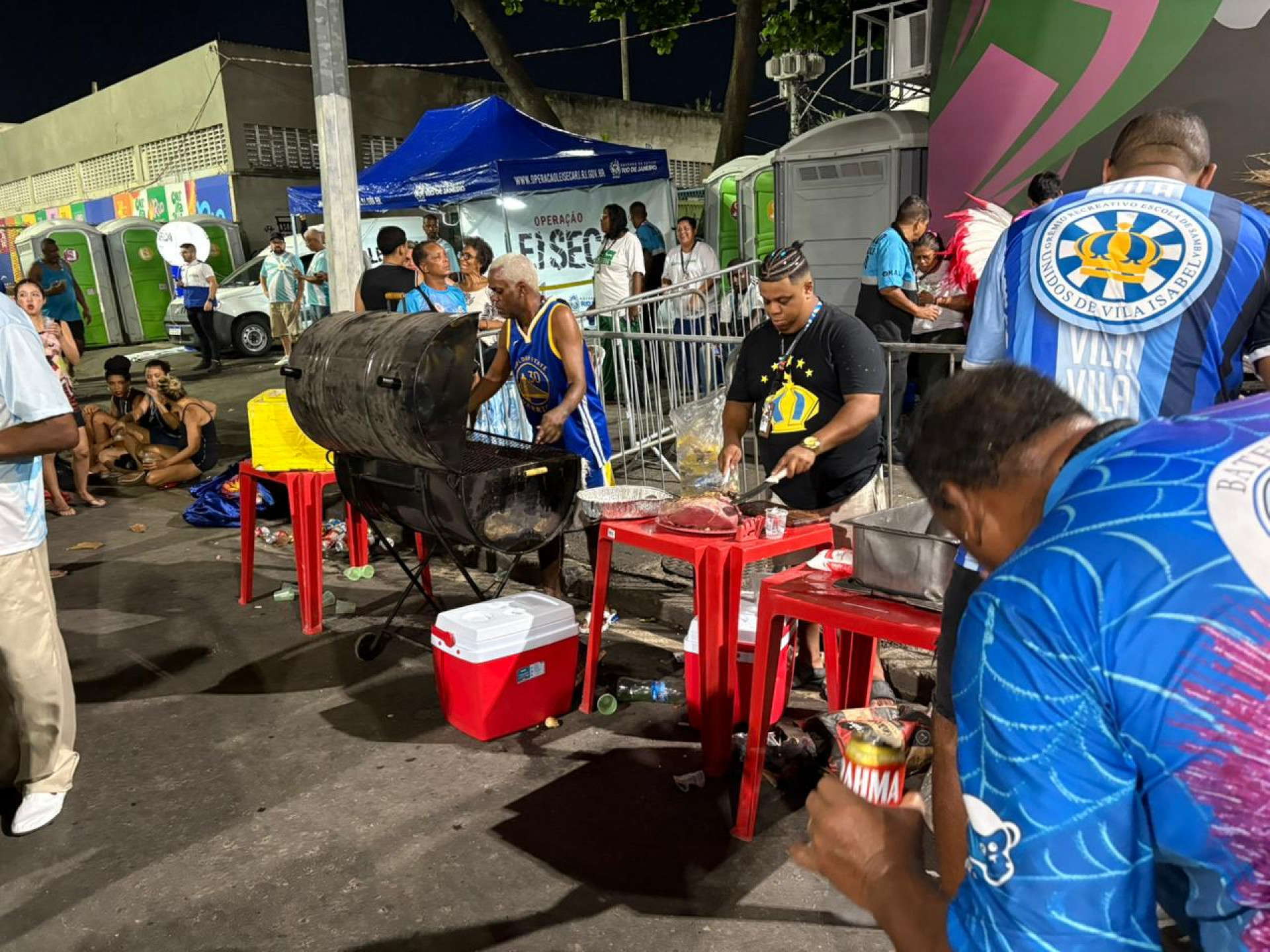 Bateria da Vila Isabel faz churrasco antes de desfile - Manuella Viégas / Agência O DIA