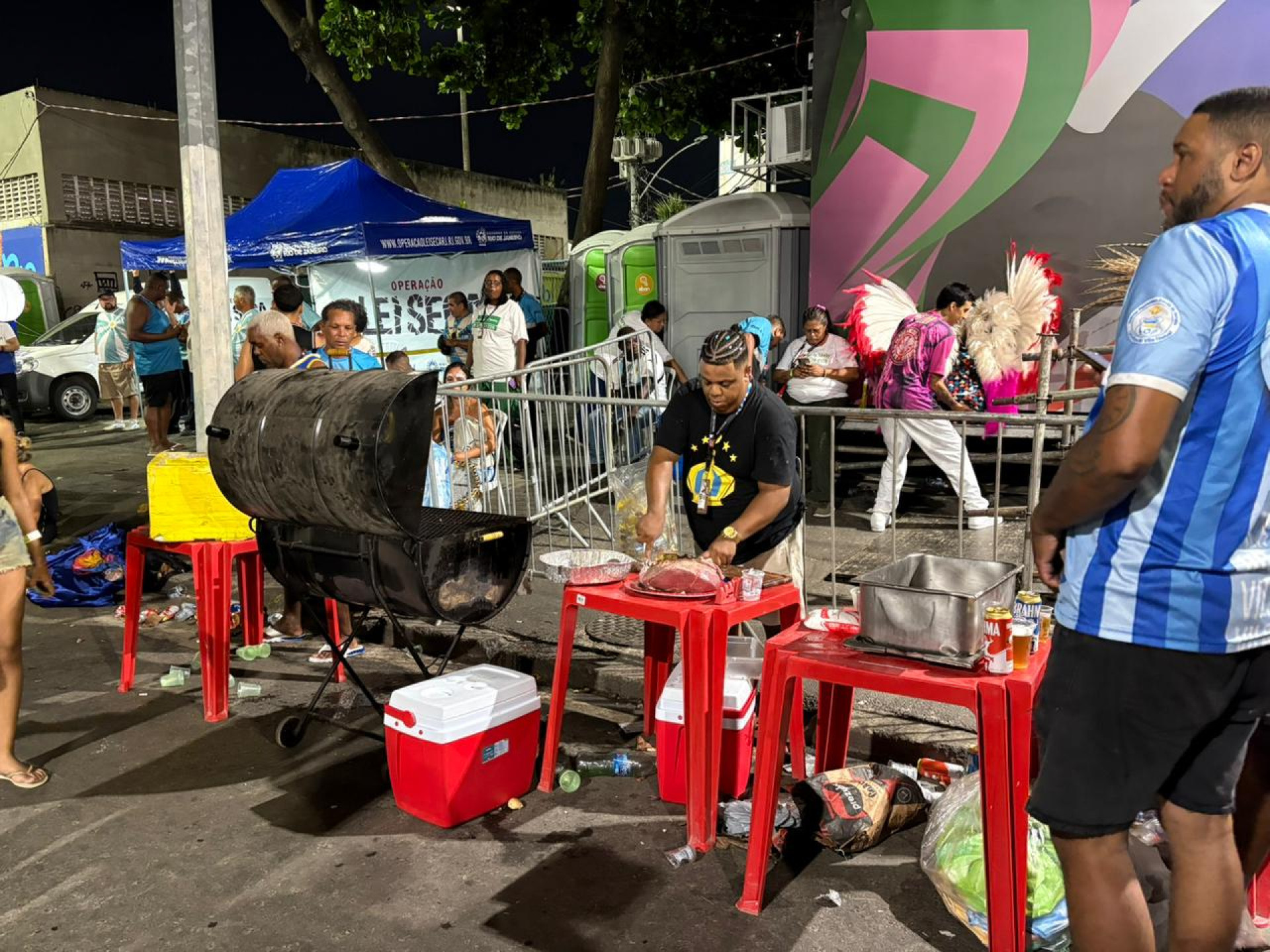 Bateria da Vila Isabel faz churrasco antes de desfile - Manuella Viégas / Agência O DIA