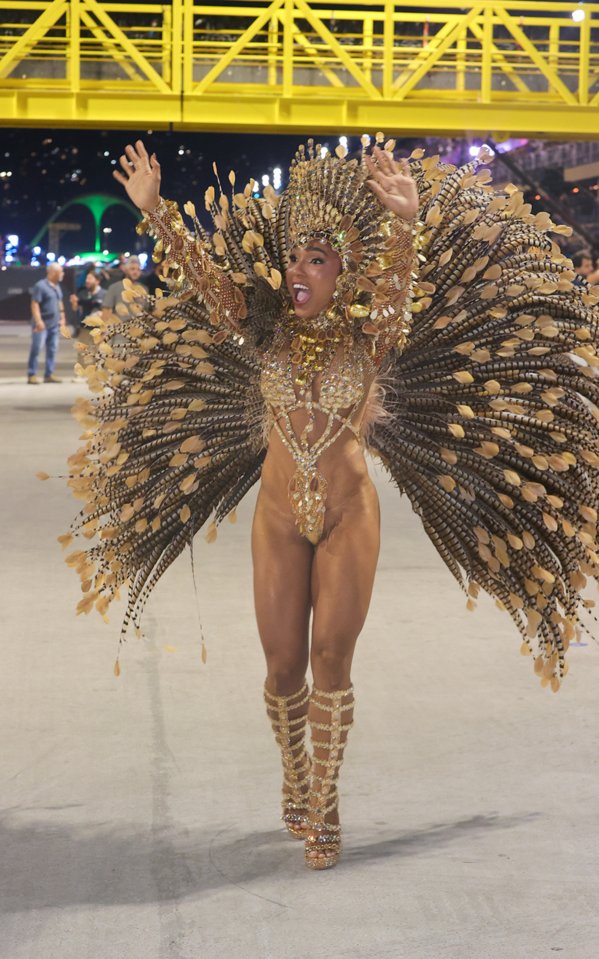 Mayara Lima brilha no desfile da Paraíso do Tuiuti na Marquês de Sapucaí