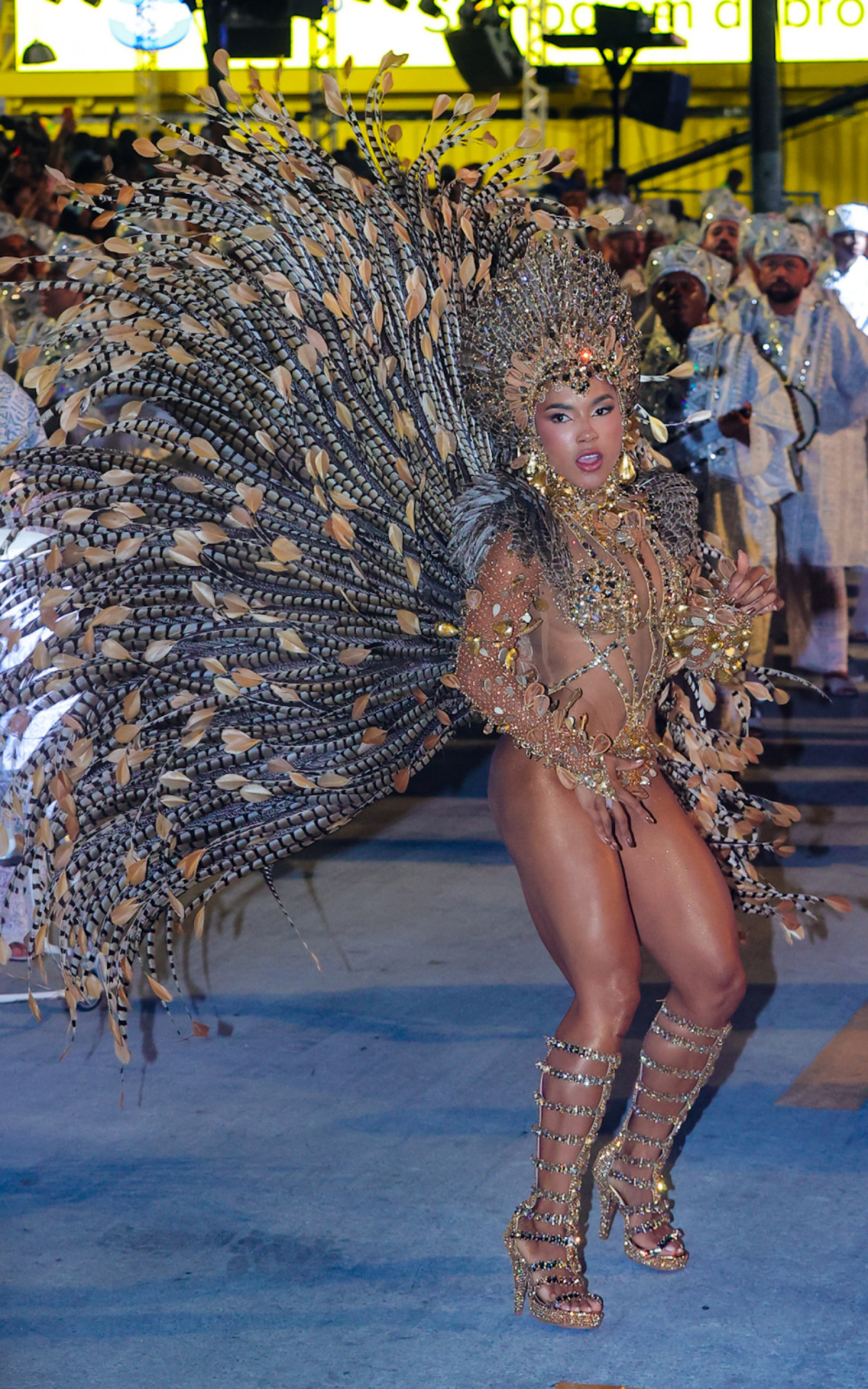 Rainha de bateria Mayara Lima dá show de samba no desfile da Paraíso do Tuiuti