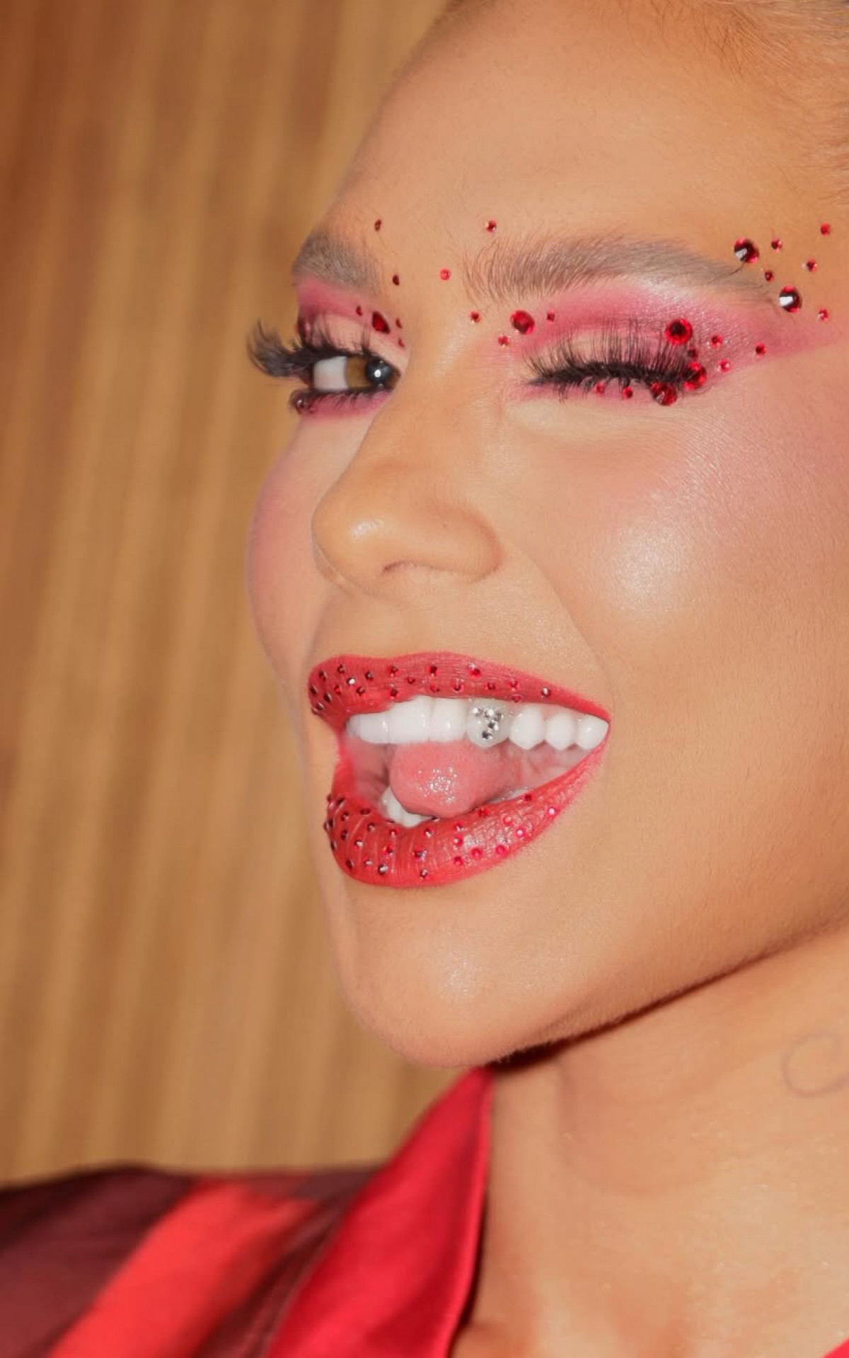 Virginia exibiu cristais no dente que formam o n&uacute;mero da camisa de Vini Jr. 

