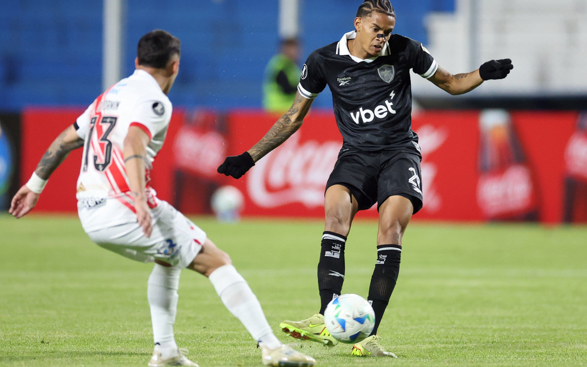 Newton em a&ccedil;&atilde;o na partida entre Nacional Potos&iacute;-BOL e Botafogo, pela Libertadores