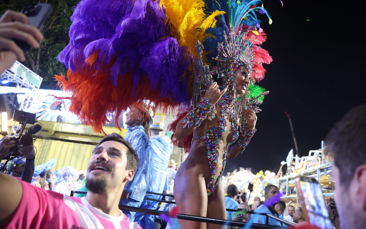 Rainha de bateria, Sabrina Sato é prestigiada pelo marido, Nicolas Prattes, em desfile