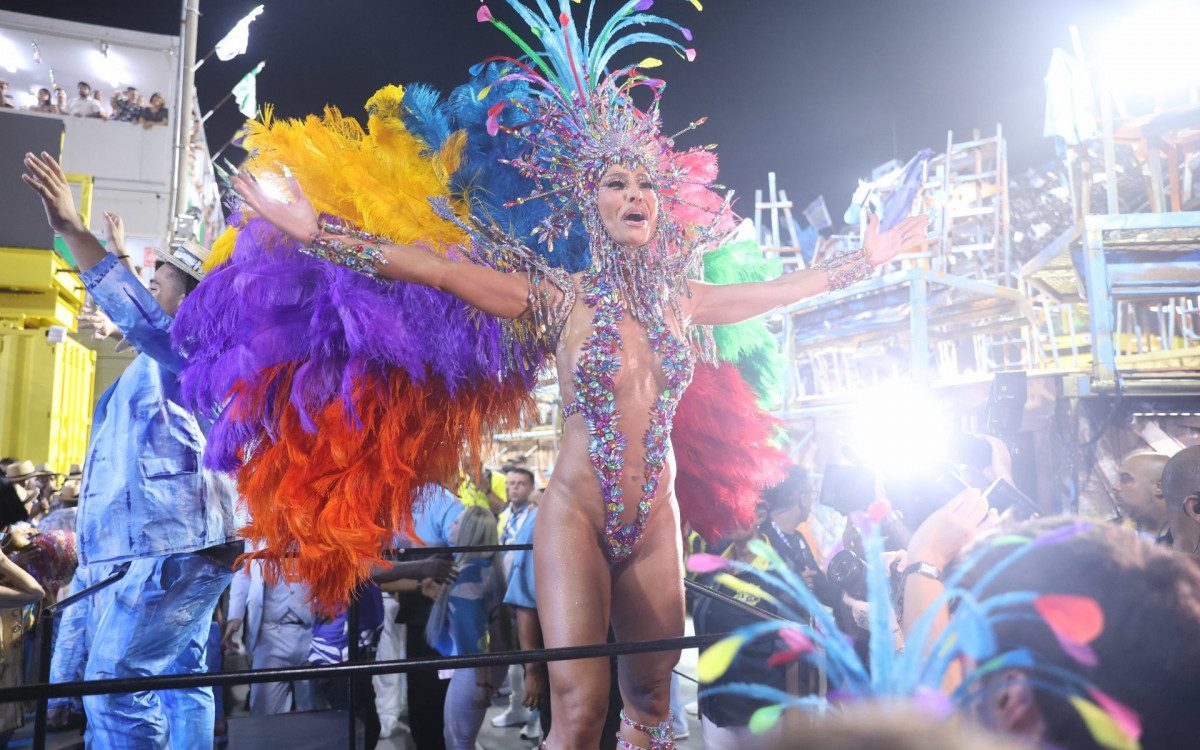 Sabrina Sato esbanja beleza no desfile da Vila Isabel
