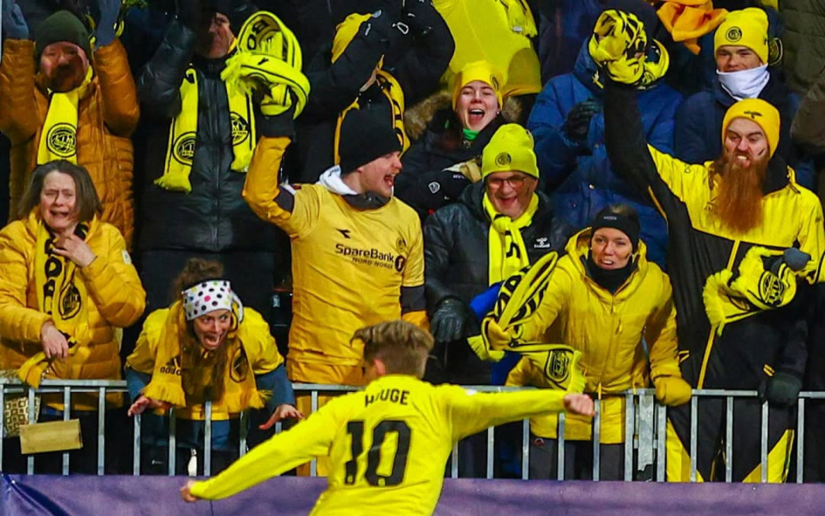 Jens Hauge, camisa 10 do Bod&oslash;/Glimt, comemora gol diante da torcida na vit&oacute;ria contra Inter de Mil&atilde;o