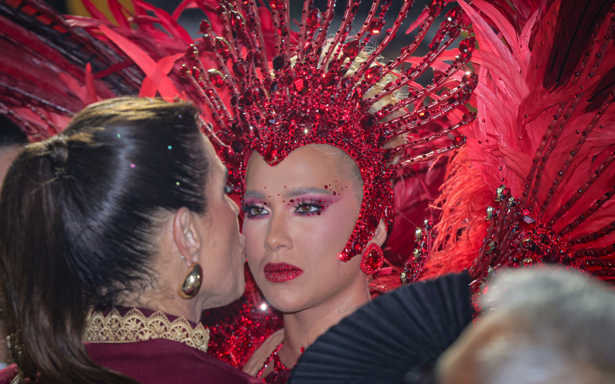 Virginia Fonseca antes de desfile na Marquês de Sapucaí