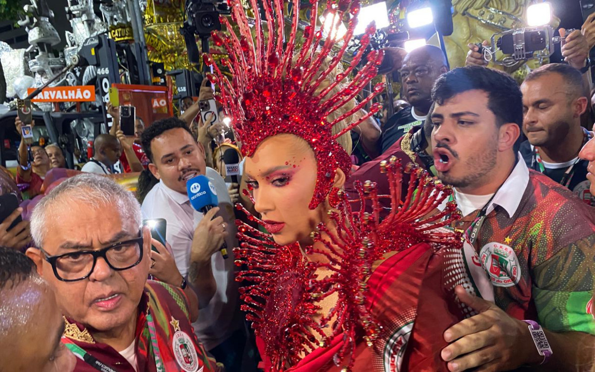 Virginia estreia como rainha de Bateria da Grande Rio