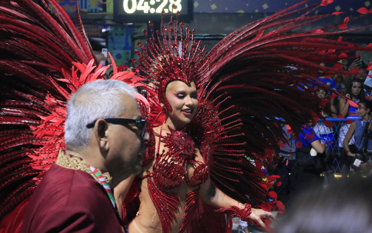 Virginia em estreia na Sapucaí