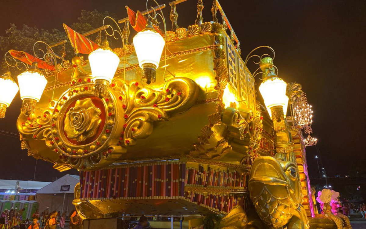 Parintienses do Caprichoso dão vida ao carro abre-alas de 70 metros do Salgueiro