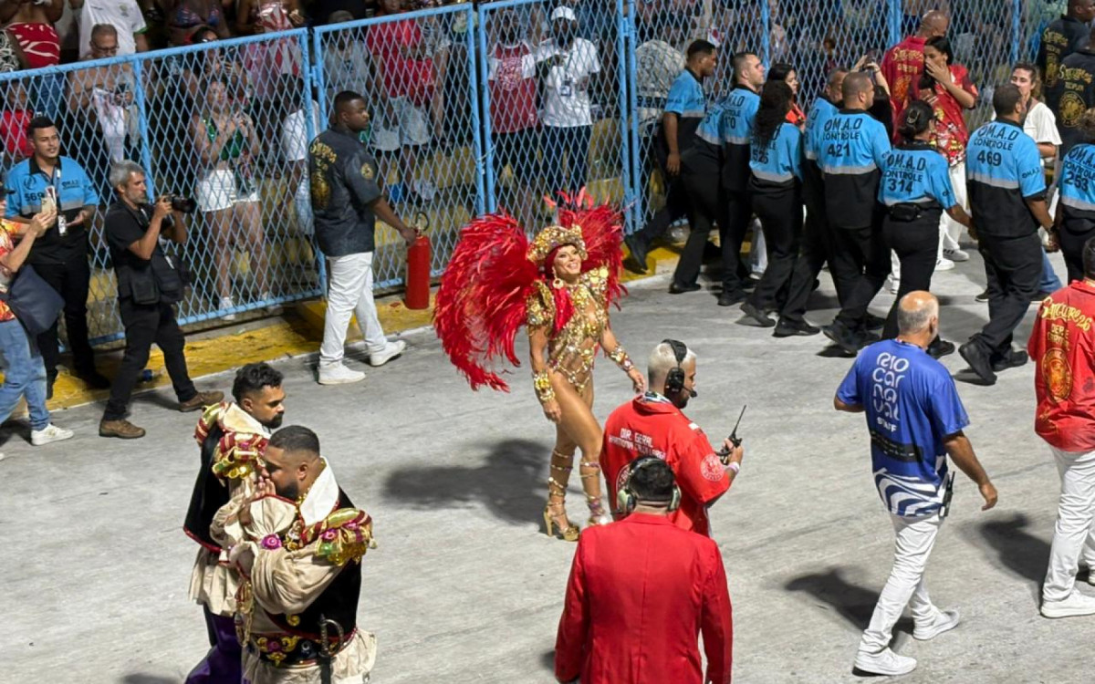 Viviane Araujo é rainha de bateria do Salgueiro