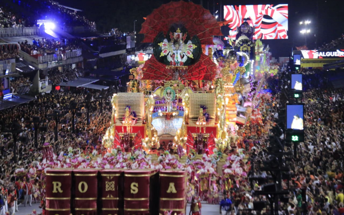 Salgueiro emocionou o Sambódromo com uma apresentação grandiosa