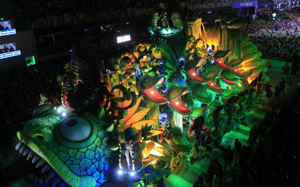 Salgueiro reviveu desfiles históricos de Rosa Magalhães