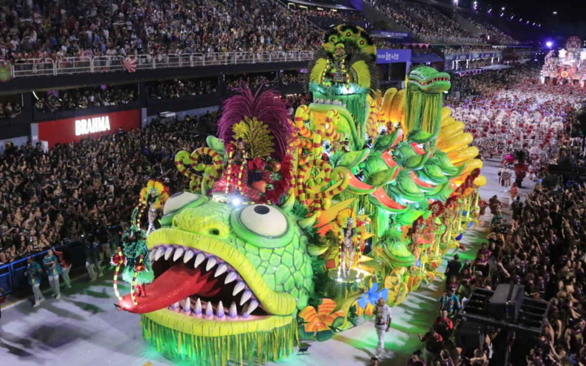 Rosa Magalhães foi homenageada pelo Salgueiro