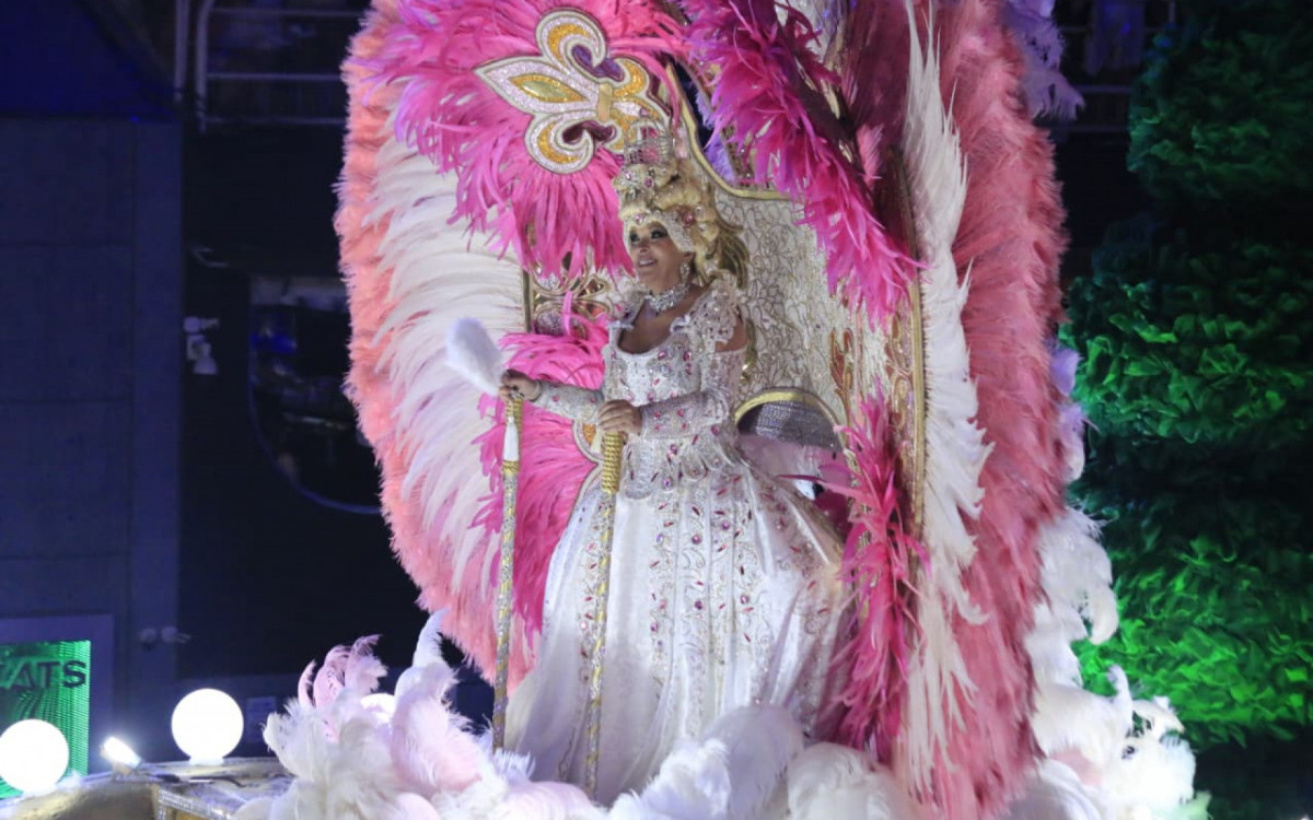 Rosa Magalhães foi homenageada pelo Salgueiro