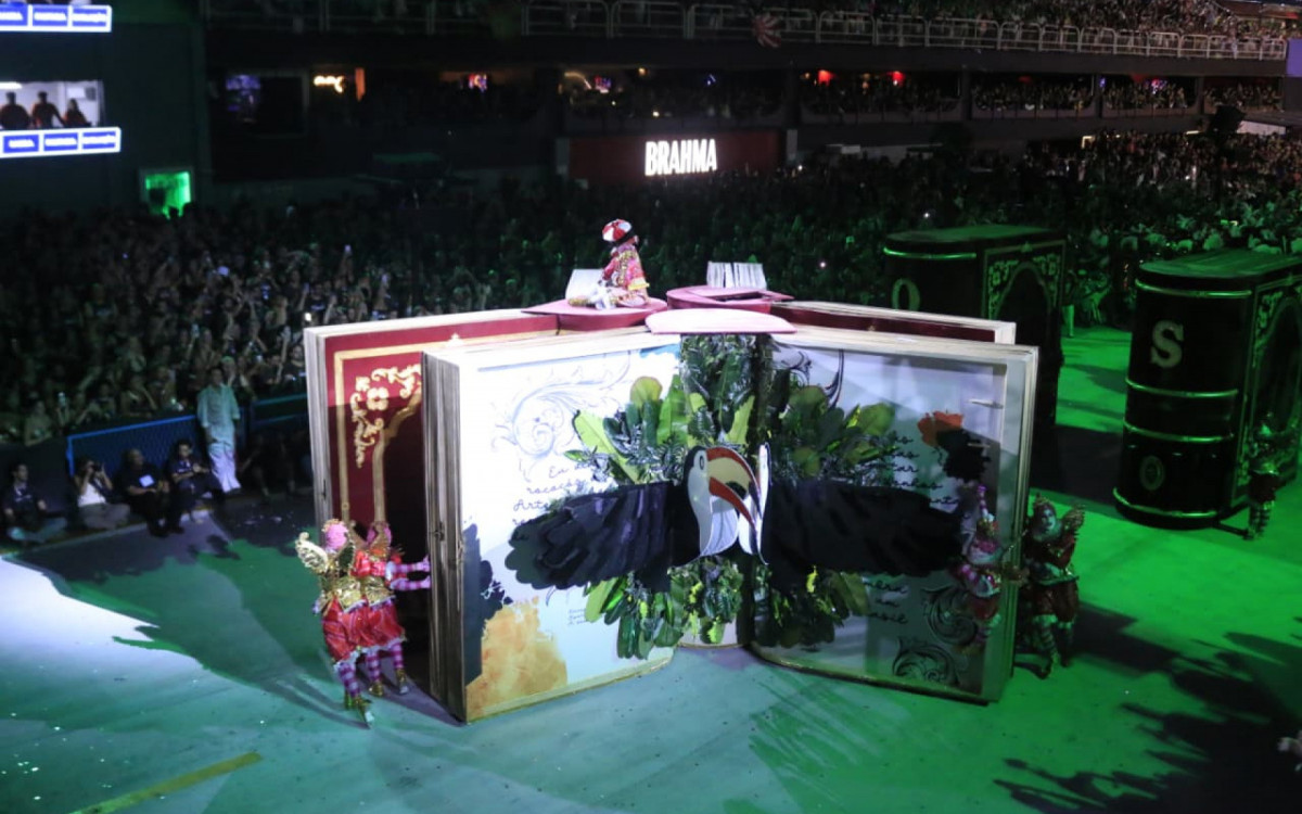 Salgueiro reviveu desfiles históricos de Rosa Magalhães