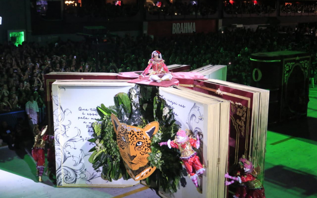 Salgueiro emocionou o Sambódromo com uma apresentação grandiosa