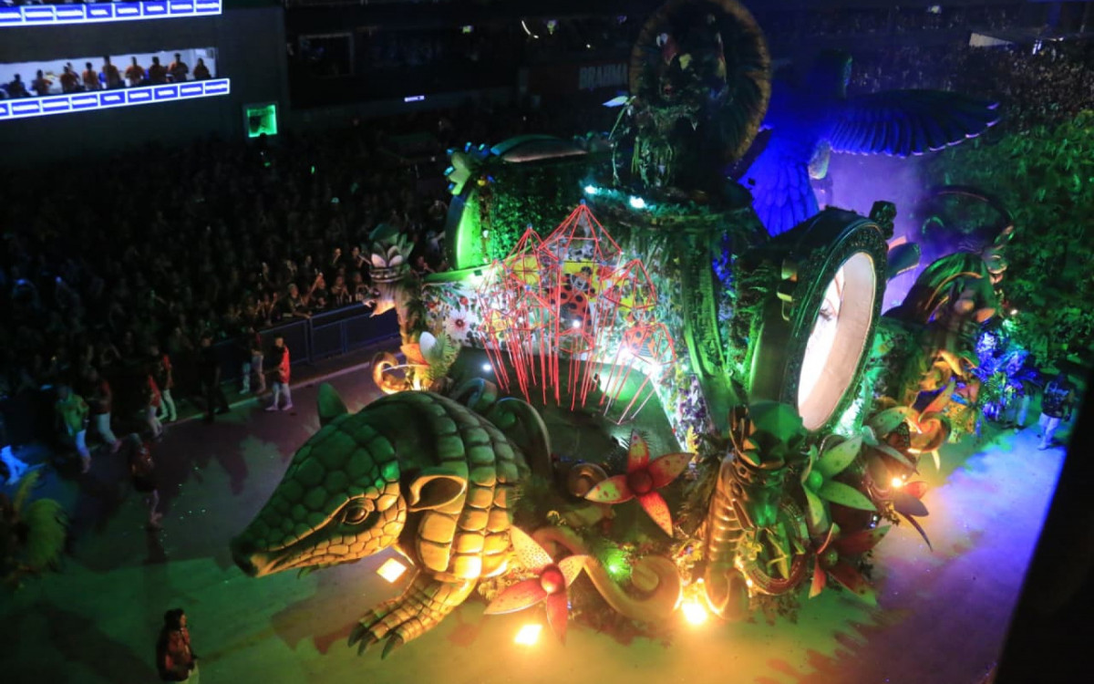 Salgueiro trouxe para a Sapucaí uma homenagem à ícone do Carnaval, Rosa Magalhães