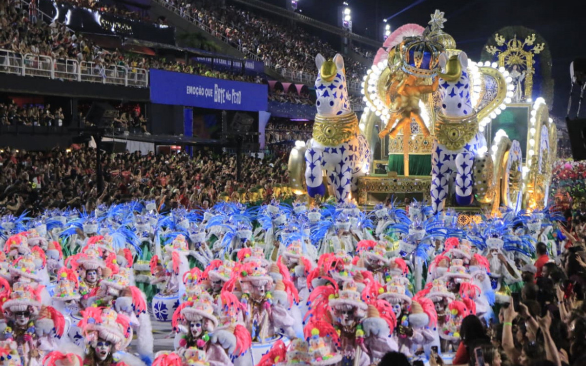Salgueiro emocionou o Sambódromo com uma apresentação grandiosa