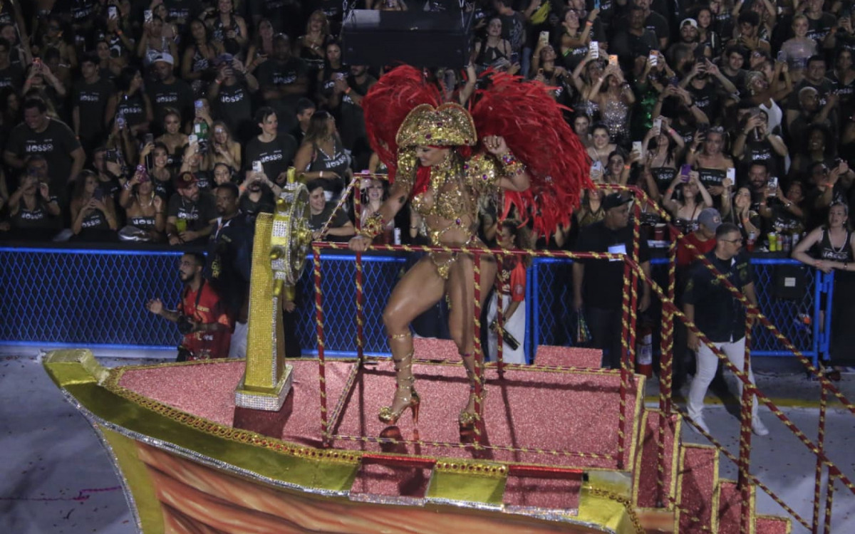 Salgueiro reviveu desfiles históricos de Rosa Magalhães