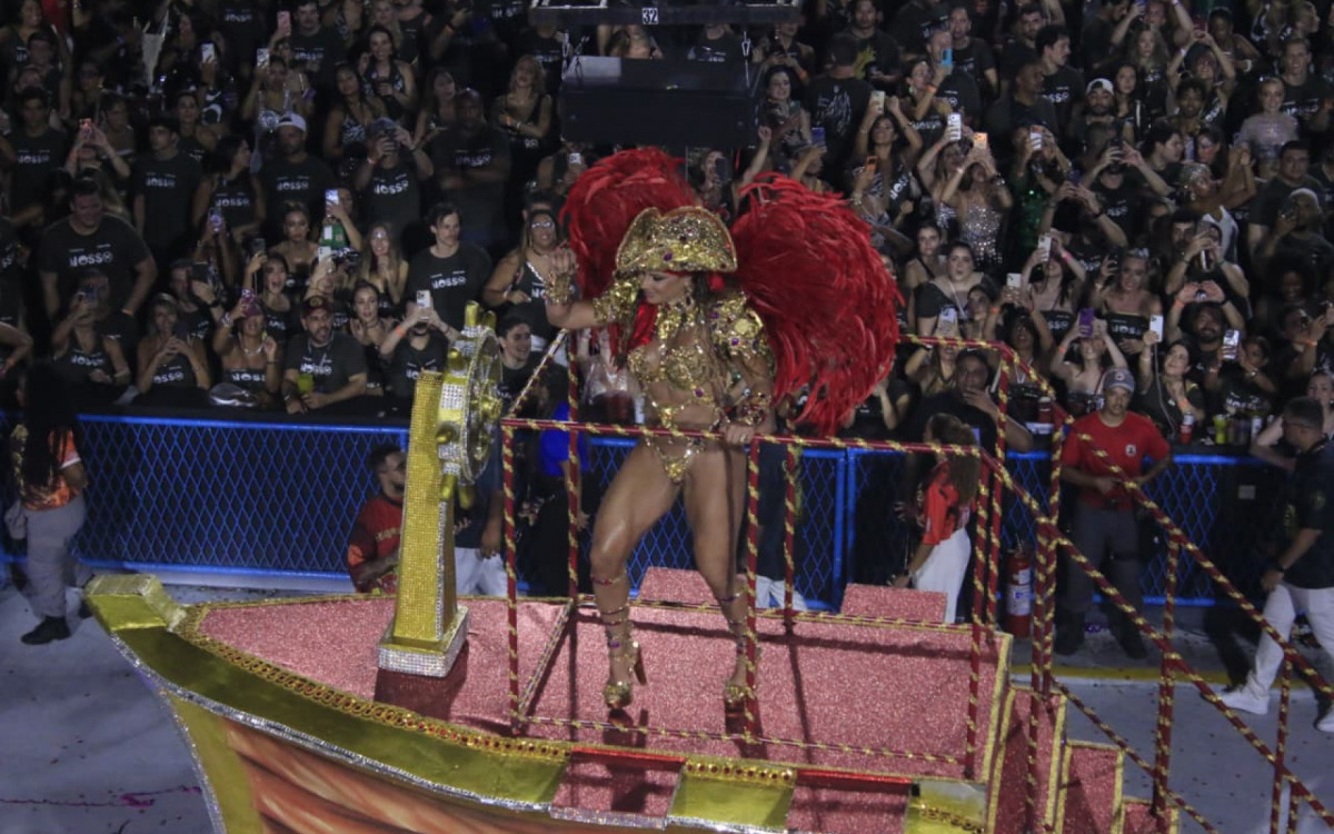 Com fantasia de pirata, Viviane Araujo brilha no desfile do Salgueiro