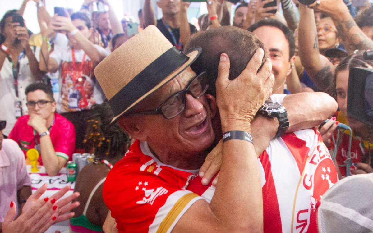 Mestre Ciça celebra o título de campeã da Viradouro