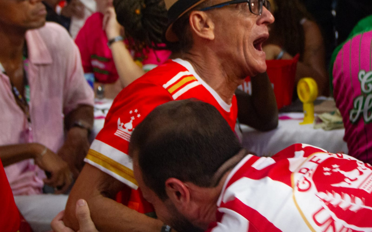 Mestre Ciça celebra o título de campeã da Viradouro