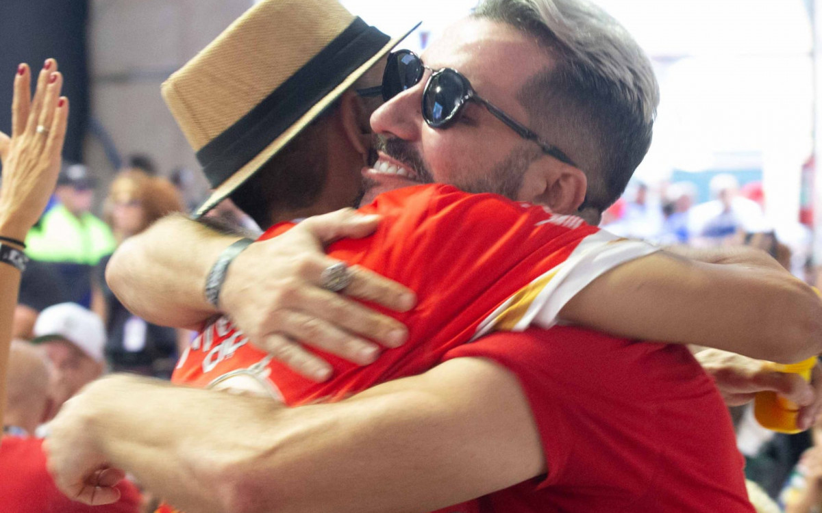 Mestre Ciça recebe o carinho de Tarcísio Zanon