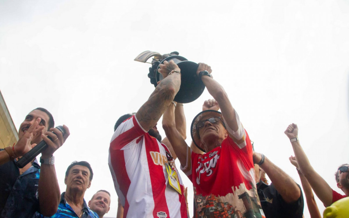 Mestre Ciça levanta o troféu conquistado pela Viradouro
