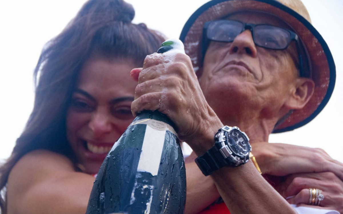 Juliana Paes e Mestre Ciça vibram com o título da Viradouro