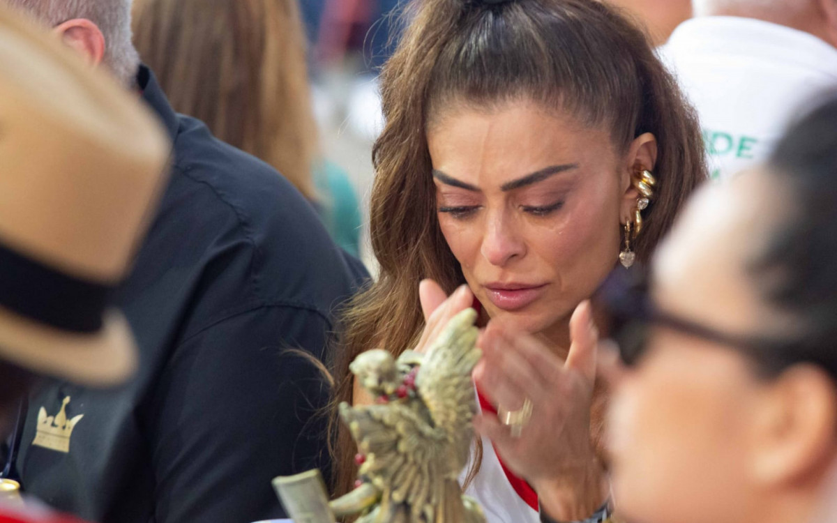 Juliana Paes se emociona durante a apuração das notas da Viradouro